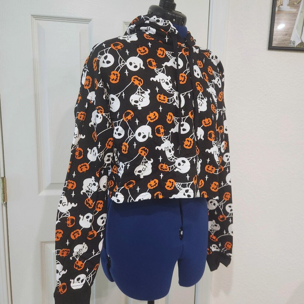 Crop top baggy hoodie with ghosts and pumpkins size Medium